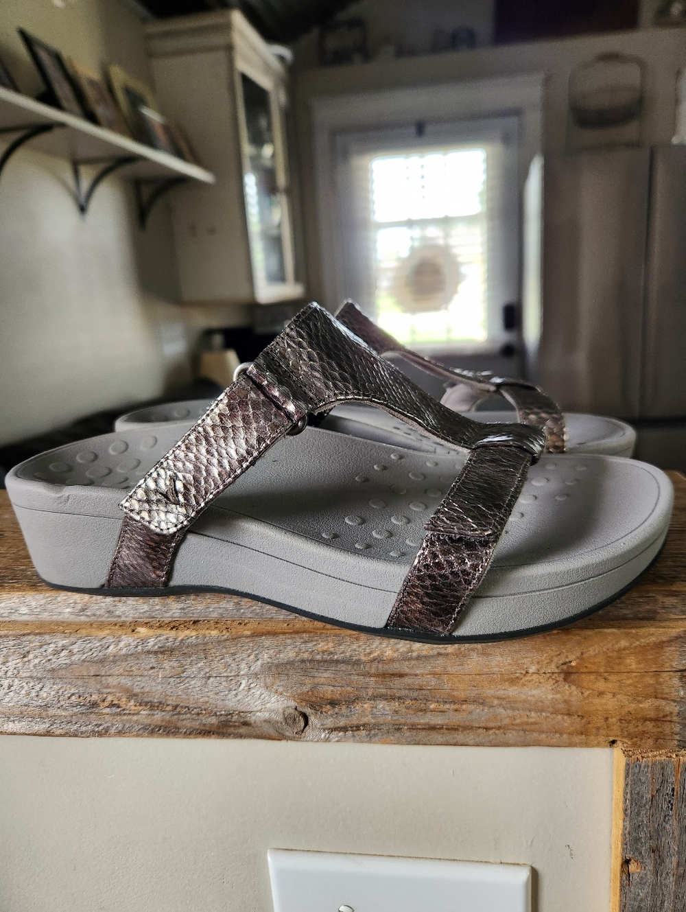 Vionic Pacific Ellie Silver Sandals Sz 8 Adjustable Cushioned Sanitized RTW